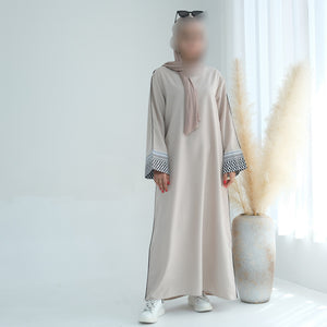Keffiyeh Sleeve Beige Linen Closed Abaya.