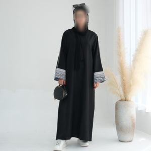 Keffiyeh Sleeve Black Linen Closed Abaya.
