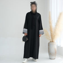 Load image into Gallery viewer, Keffiyeh Sleeve Black Linen Closed Abaya
