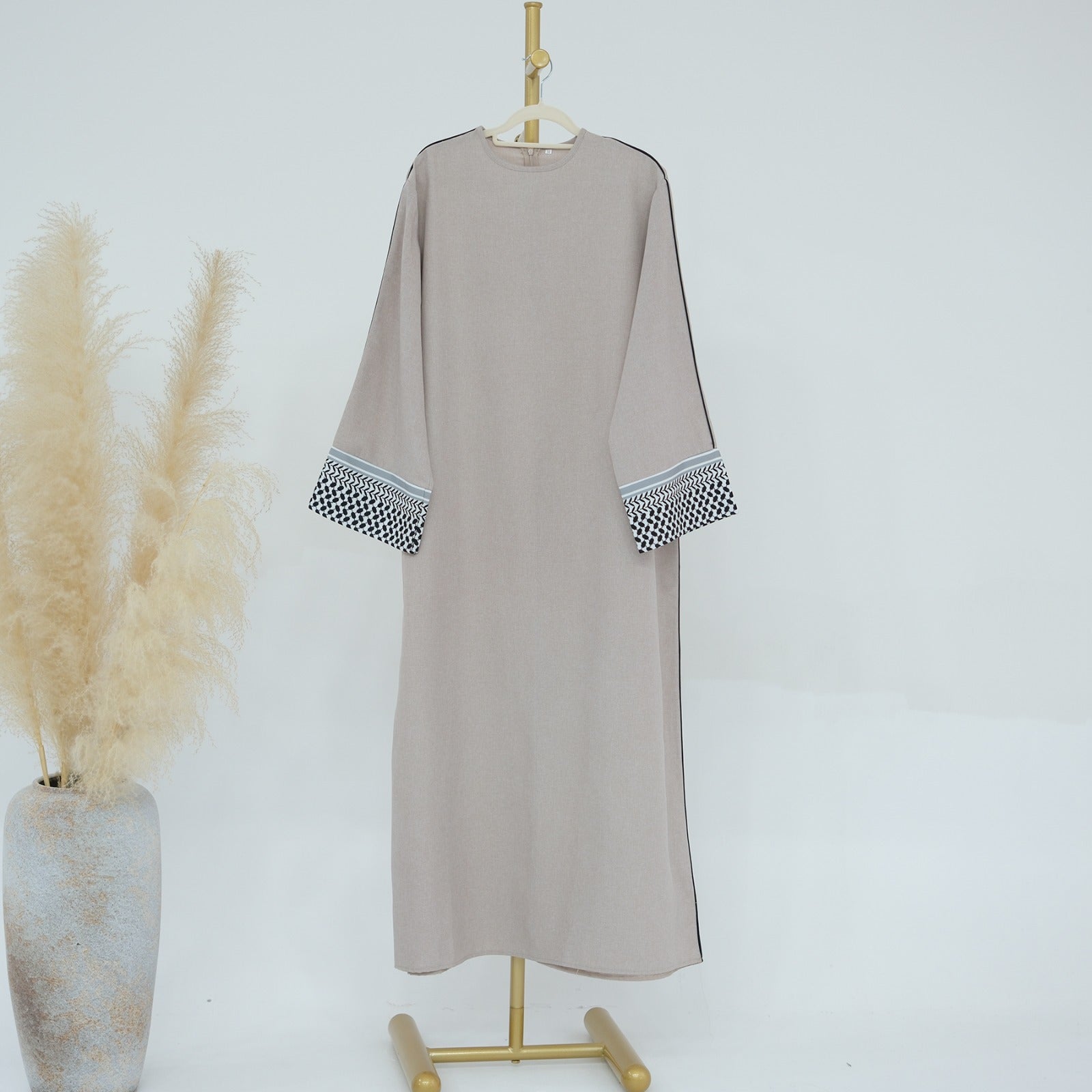 Keffiyeh Sleeve Beige Linen Closed Abaya.