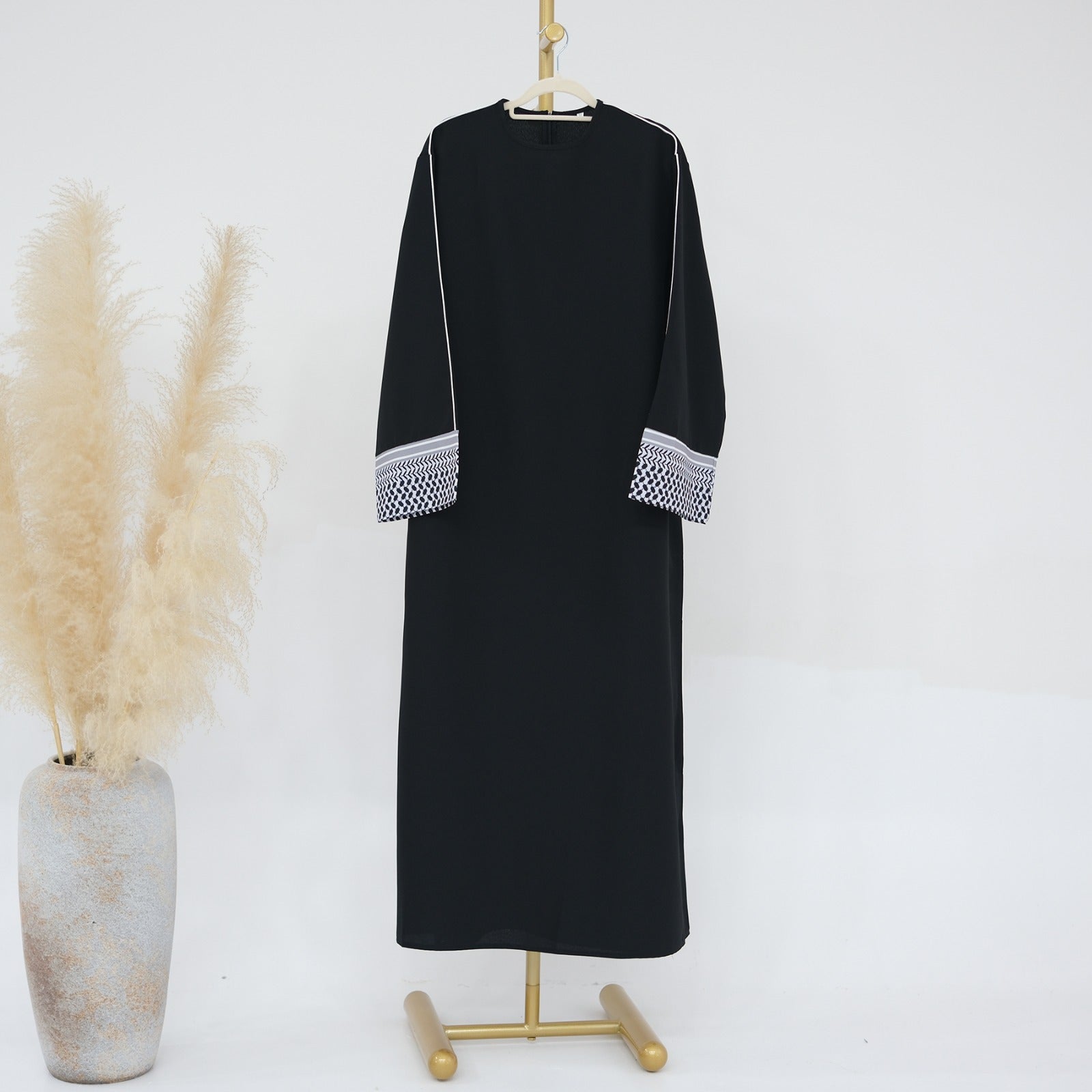 Keffiyeh Sleeve Black Linen Closed Abaya.