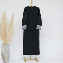 Load image into Gallery viewer, Keffiyeh Sleeve Black Linen Closed Abaya
